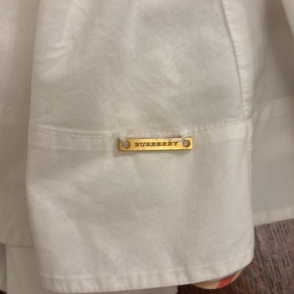Burberry white girls skirt Sz is for a 12 to 24 my baby